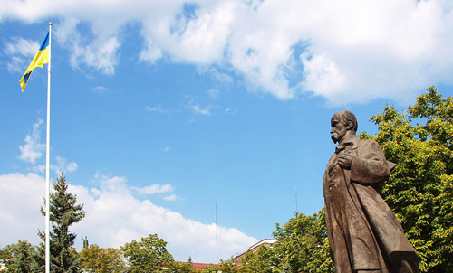 ukrainian flag and statue of Taras Shevchenko